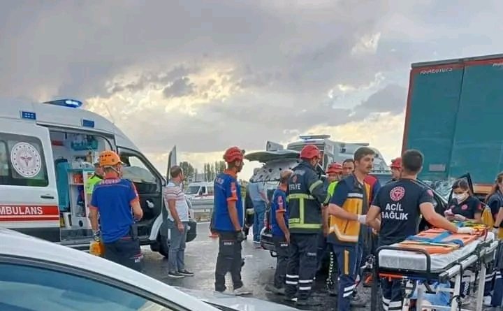 Ankara-Niğde otoyolunda kaza 2 ölü 9 yaralı