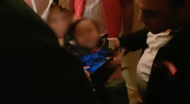 Aksaray’da Ayağı tuvalet giderine sıkışan çocuğu itfaiye kurtardı