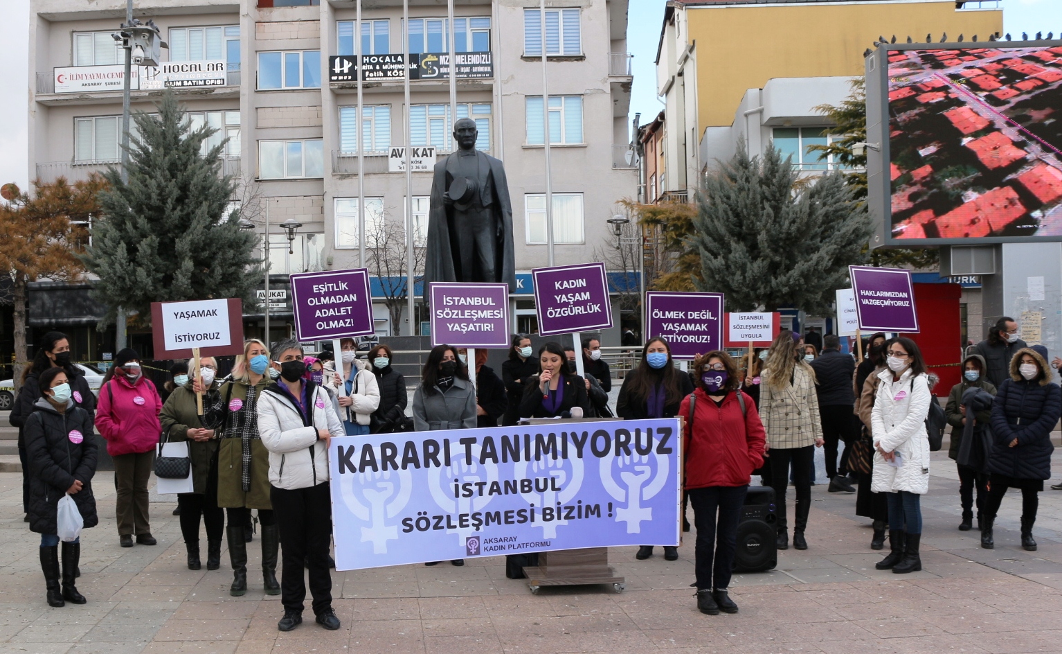 Kadınlar İstanbul Sözleşmesinden Çıkma kararını Protesto etti