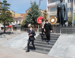 CHP Atatürk anıtına Çelenk Bıraktı