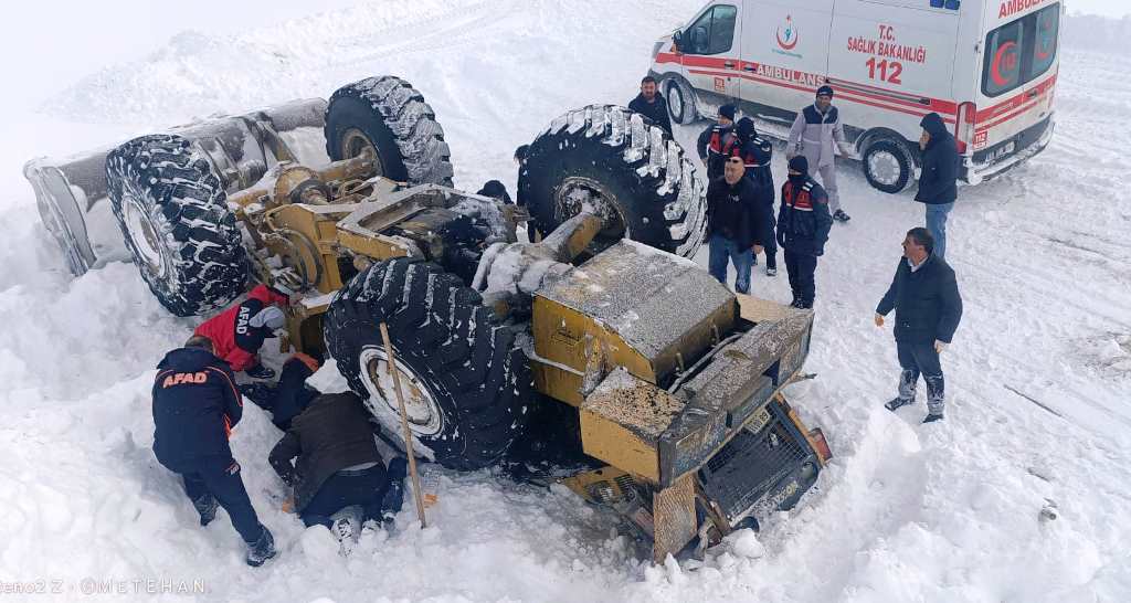Kar Temizliği Yapan iş makinesi devrildi Operatör yaralı kurtarıldı