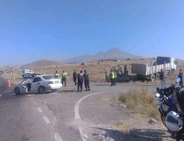 Aksaray’da Kamyon ile otomobil çarpıştı 4 kişi yaralandı
