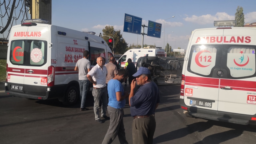 Aksaray’da minibüs ile otomobil çarpıştı: 2’si çocuk 6 kişi yaralandı