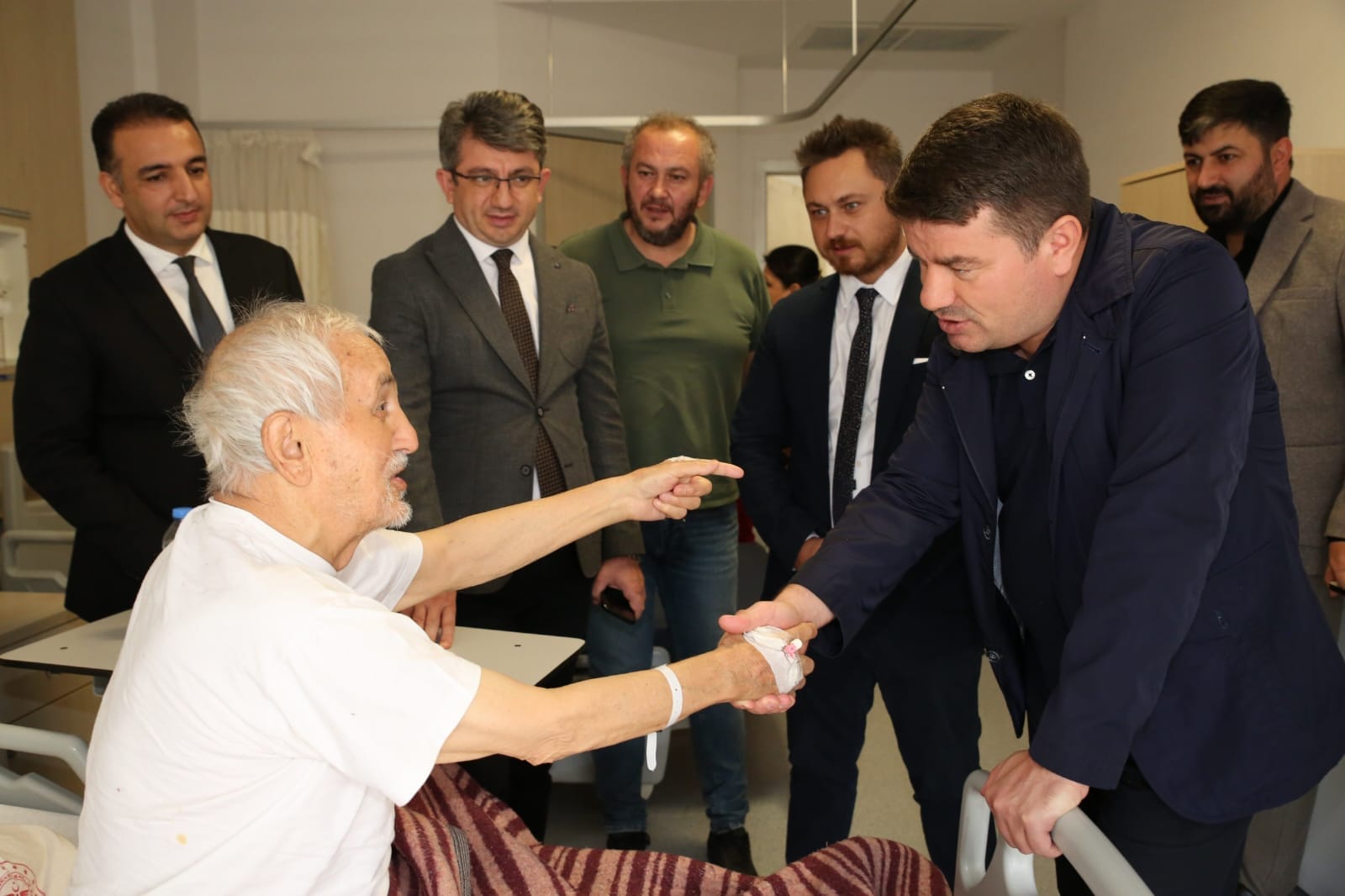 Aksaray Belediye Başkanı Dinçer Kazazede işçileri hastanede ziyaret etti
