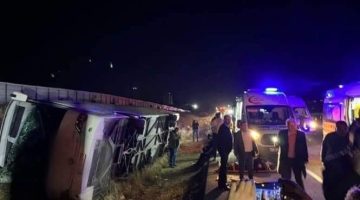 Yeniden refah partisi üyelerini taşıyan otobüs kaza yaptı 17 yaralı