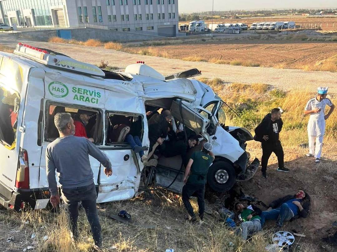 Aksaray’da işçi servisi ile kamyonet çarpıştı 2 ölü 15 yaralı