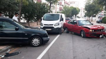 Aksaray’da Alkollü sürücü park halindeki araçlara çarptı