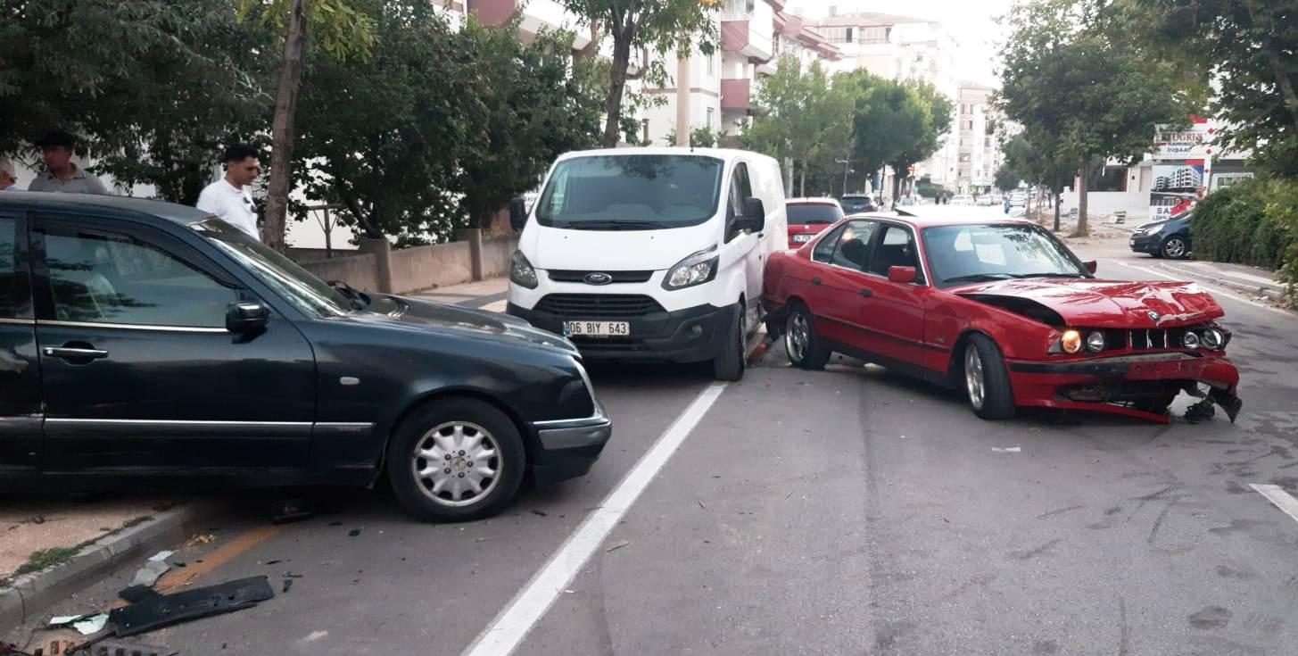 Aksaray’da Alkollü sürücü park halindeki araçlara çarptı