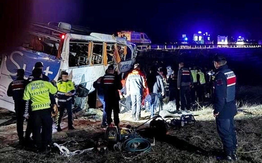 Aksaray’da yolcu otobüsü devrildi 2 ölü , 6’sı ağır 34 kişi yaralı