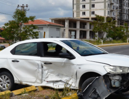 Aksaray’da kavşakta İki Otomobil çarpıştı 5 yaralı