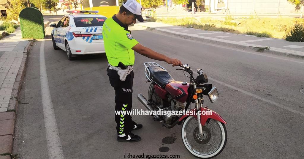 Polisin kovaladığı Çalıntı motosikleti bırakıp Kaçtılar