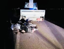 Duran Kamyonete çarpan motosiklet sürücüsü Hayatını kaybetti