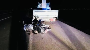Duran Kamyonete çarpan motosiklet sürücüsü Hayatını kaybetti