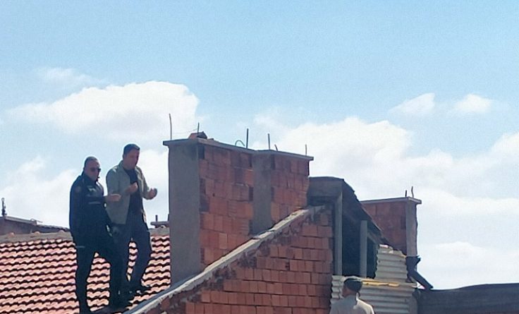 Çatıdan atlamak isteyen adamı polis ikna etti