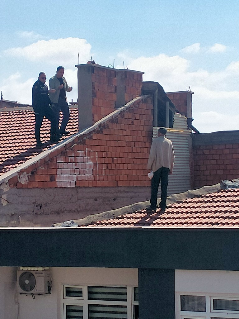 Çatıdan atlamak isteyen adamı polis ikna etti