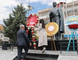 CHP Aksaray İl Başkanlığı Atatürk Anıtına çelenk bıraktı