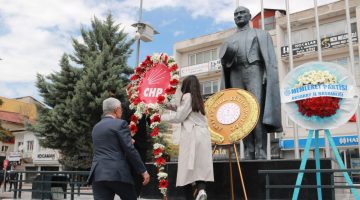 CHP Aksaray İl Başkanlığı Atatürk Anıtına çelenk bıraktı
