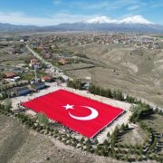 Aksaray’da  2023 genç 3 bin metrekarelik Türk Bayrağı açtı