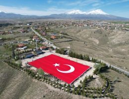 Aksaray’da  2023 genç 3 bin metrekarelik Türk Bayrağı açtı