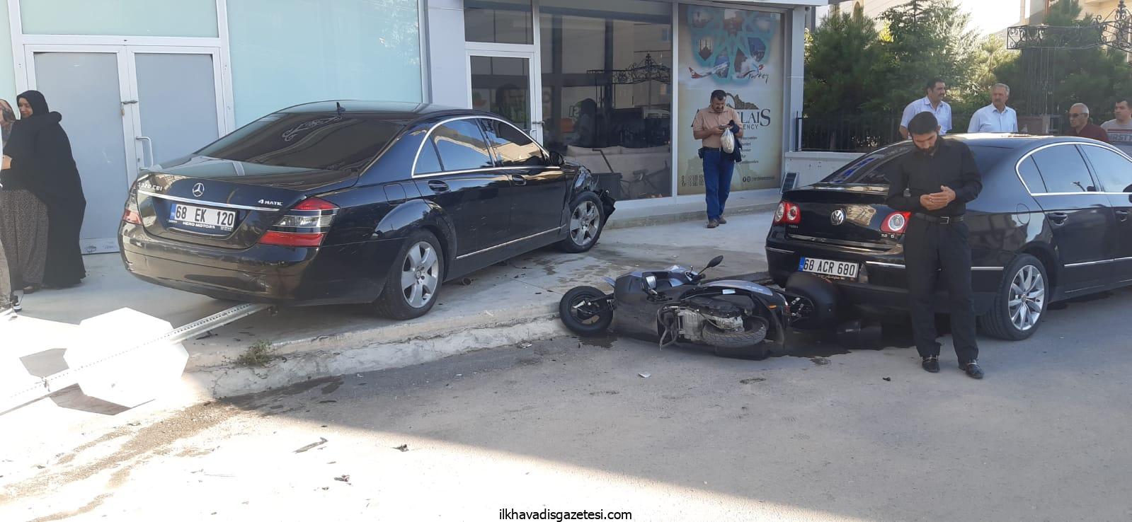 Aksaray’da Lüks otomobil 2 araç ve elektrikli araca çarptı 4 yaralı