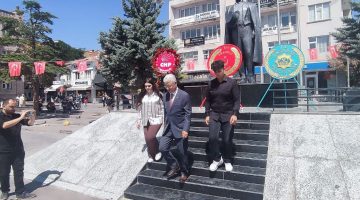 CHP Aksaray Teşkilatı Atatürk Anıtına Çelenk Sundu